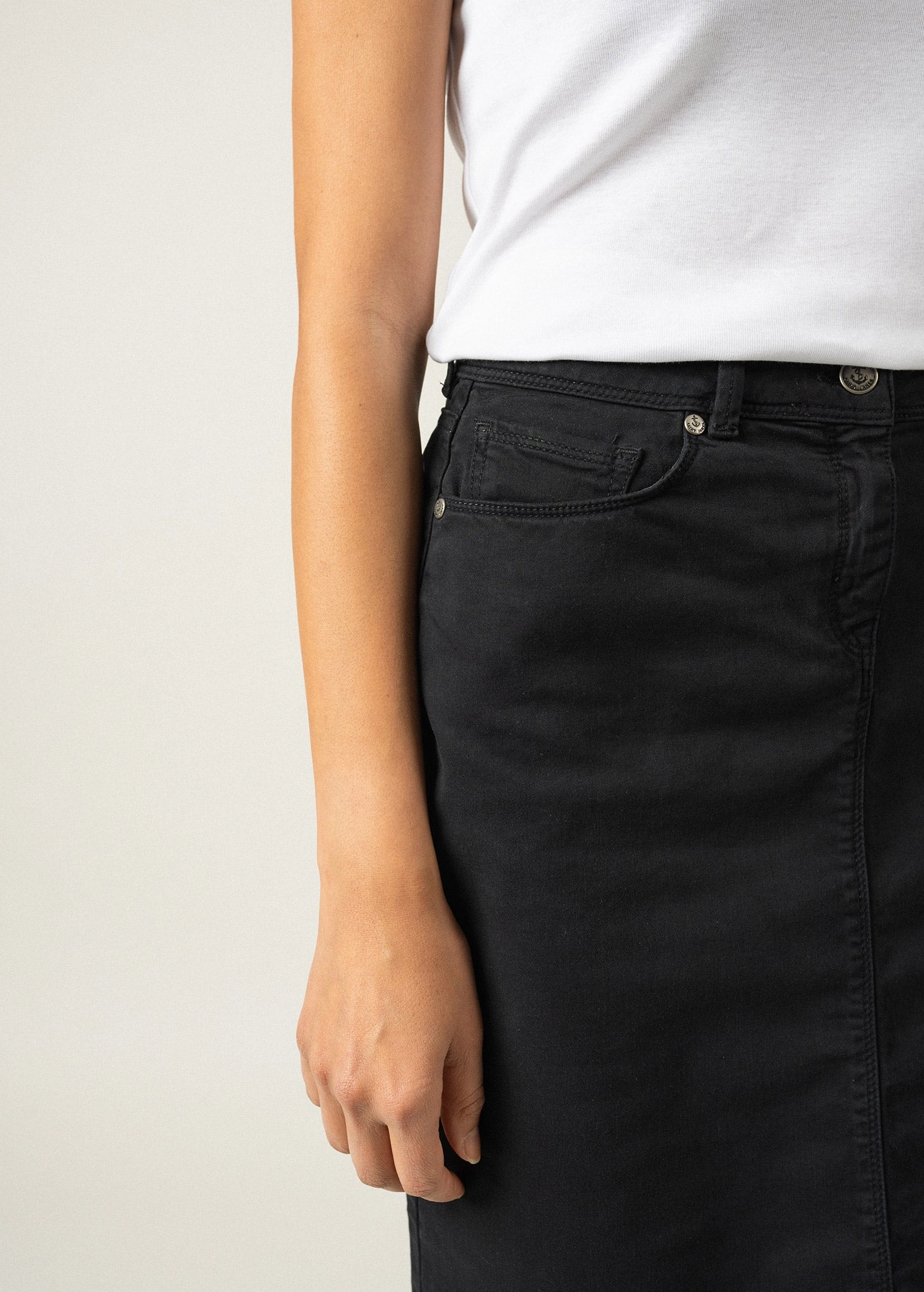ELFY - Stretch Straight Skirt in Colorful Denim (NAVY)