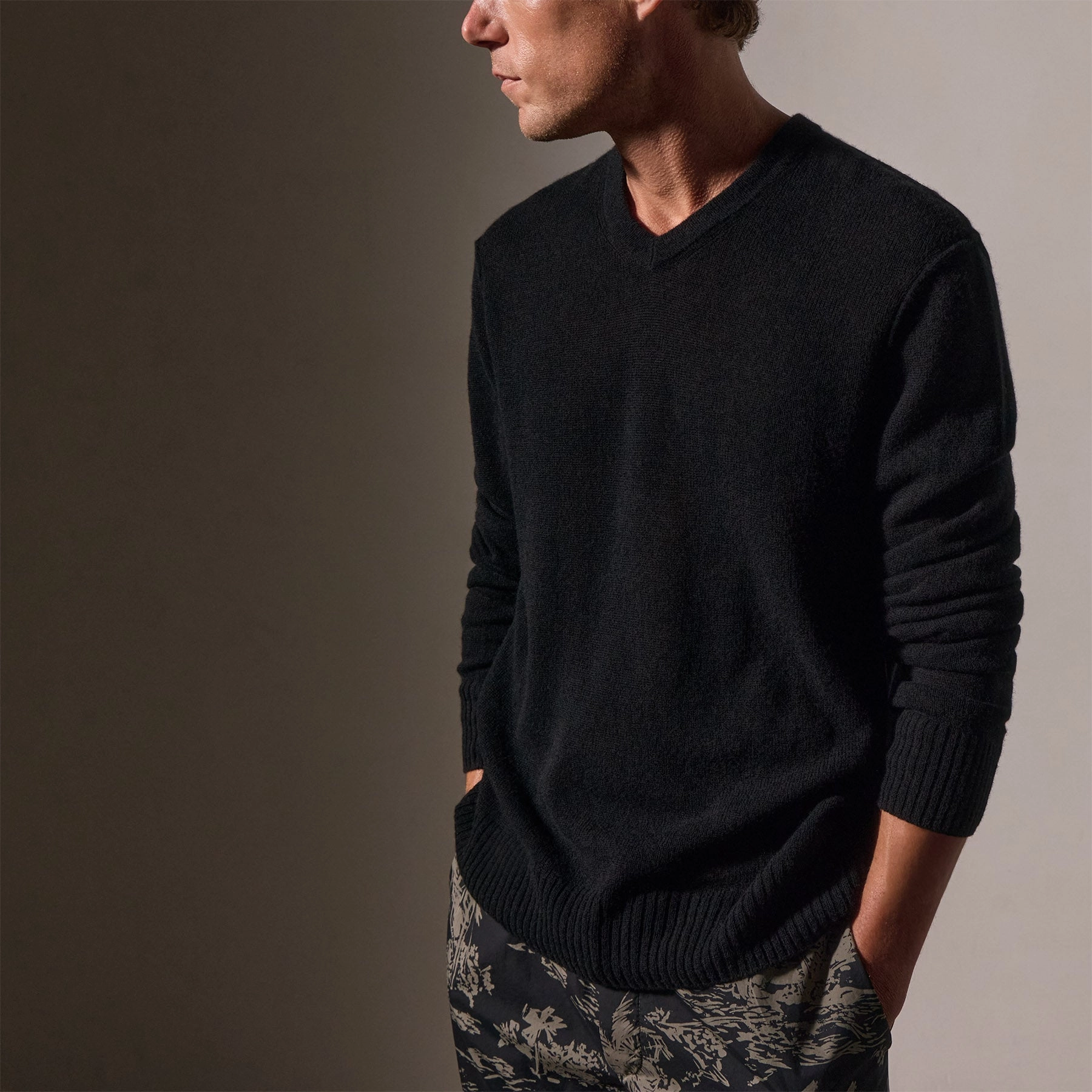 Soft Featherweight Cashmere V Neck - Black