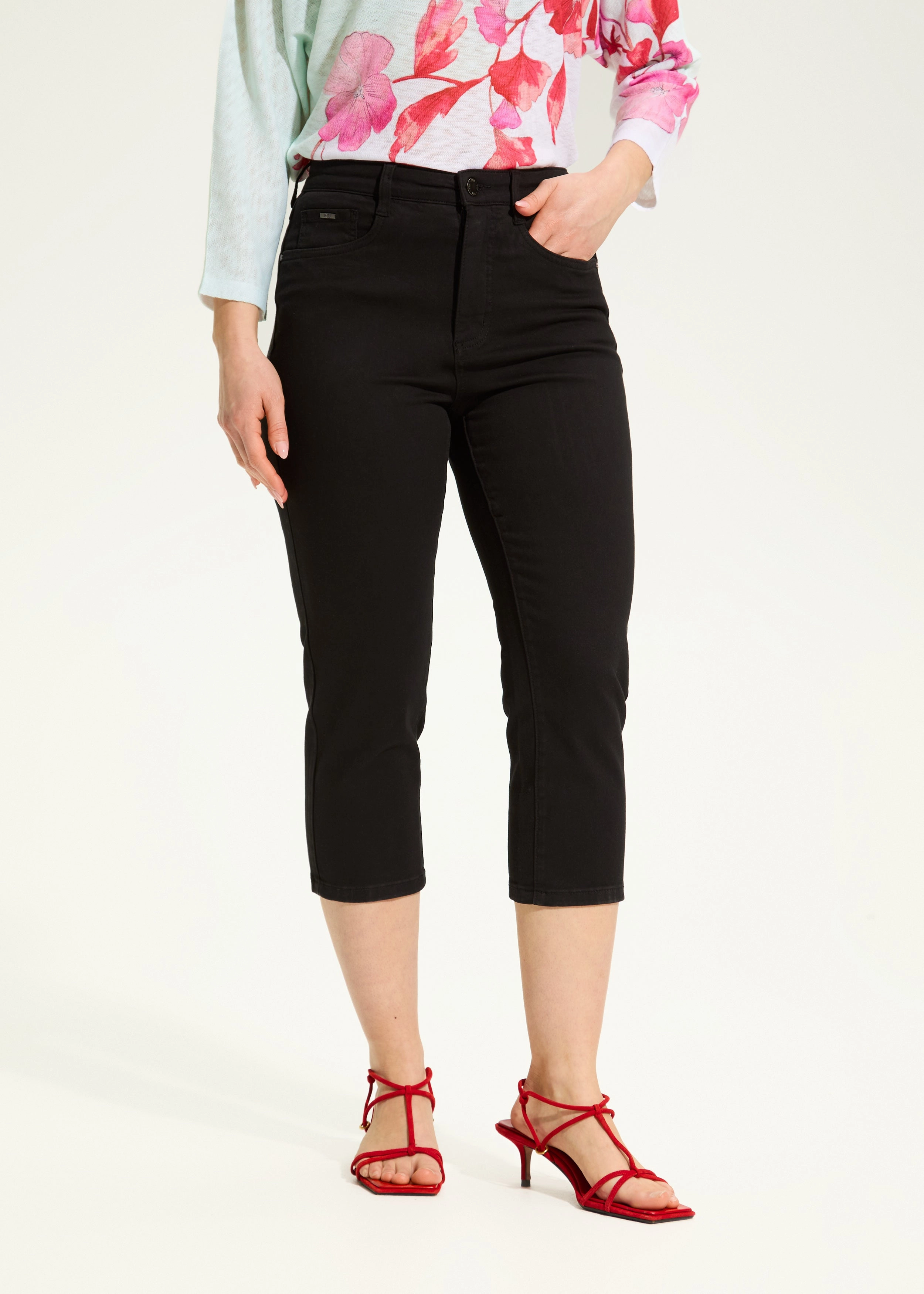 Suzanne Capri, Black