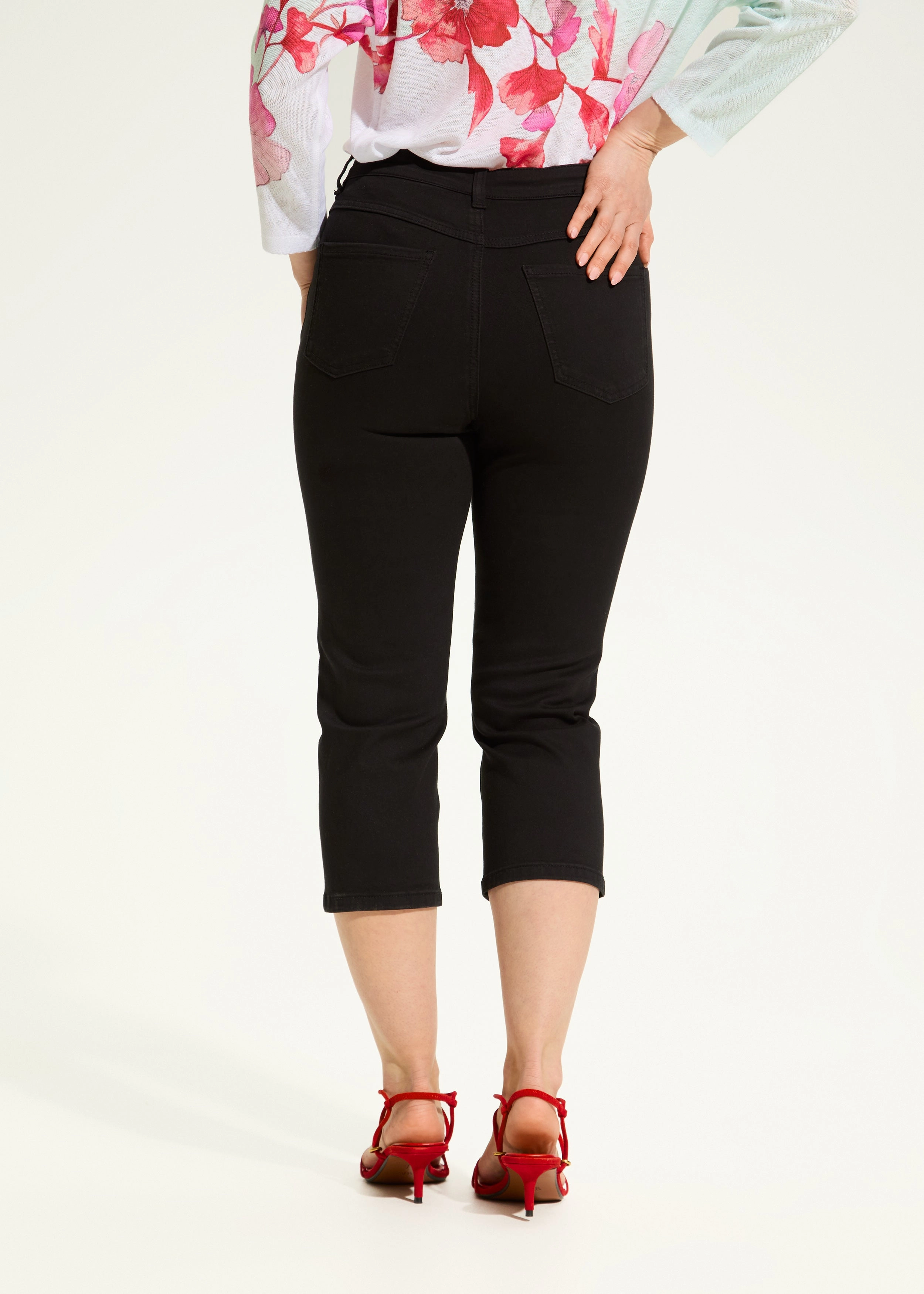 Suzanne Capri, Black